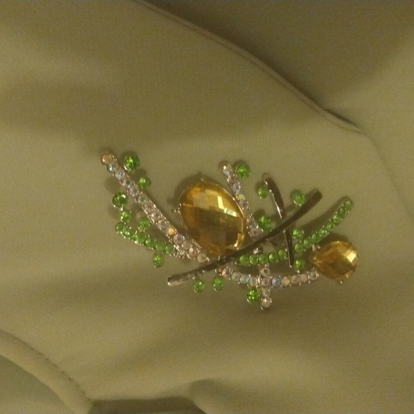 Beautiful avocado green blazer adorned with gorgeous broche - Picture 6 of 7